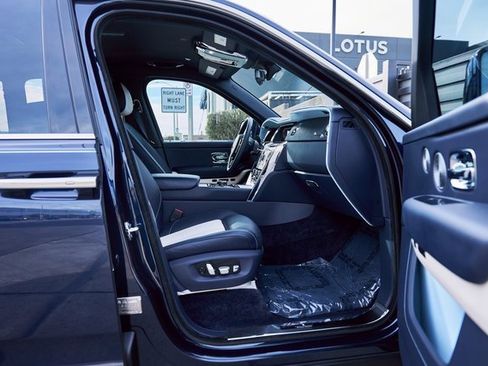 Used 2022 Rolls-Royce Cullinan w/ Cullinan Package image 25