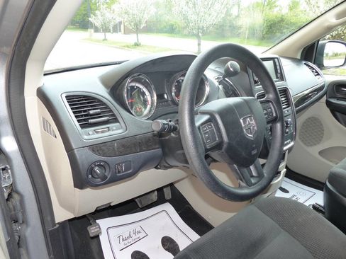 Used 2019 Dodge Grand Caravan SE w/ UConnect Hands-Free Group FWD image 21