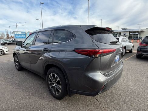 Used 2023 Toyota Highlander XLE image 3