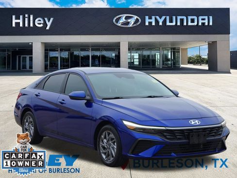 Used 2024 Hyundai Elantra Blue image 2