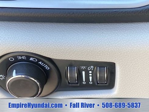 Used 2023 Chrysler Voyager LX FWD image 17