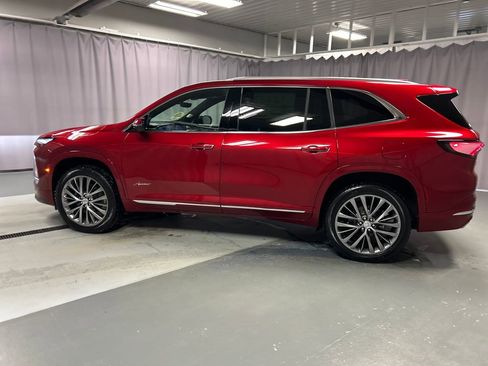 Used 2025 Buick Enclave Avenir image 4