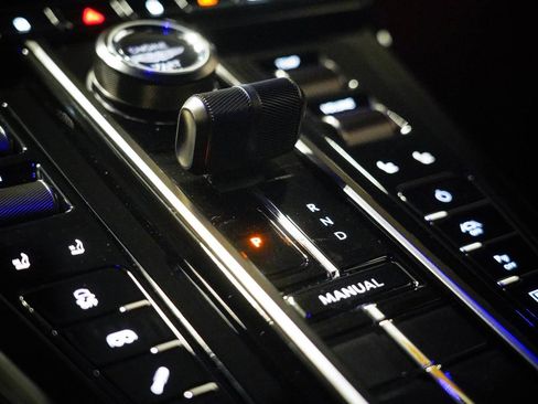 Used 2025 Aston Martin V8 Vantage Coupe image 30