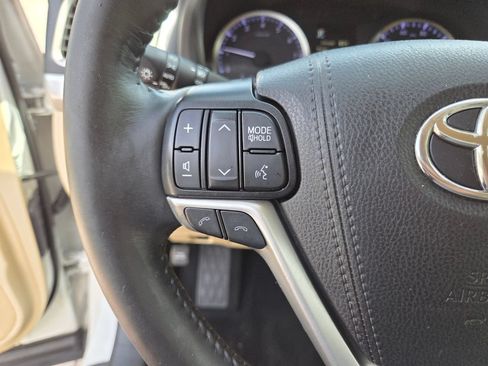 Certified 2019 Toyota Highlander Plus FWD image 32