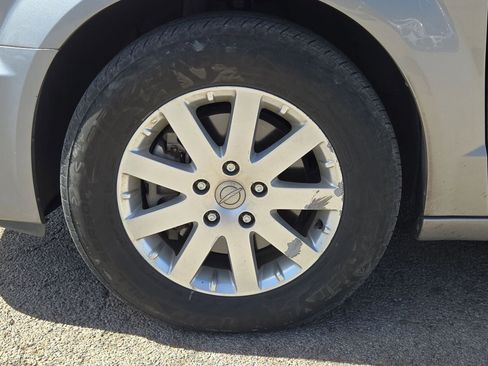 Used 2016 Chrysler Town & Country Touring image 11