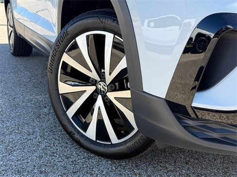 Used 2024 Volkswagen Taos SE image 2