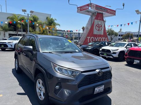 Used 2019 Toyota RAV4 XLE FWD image 2