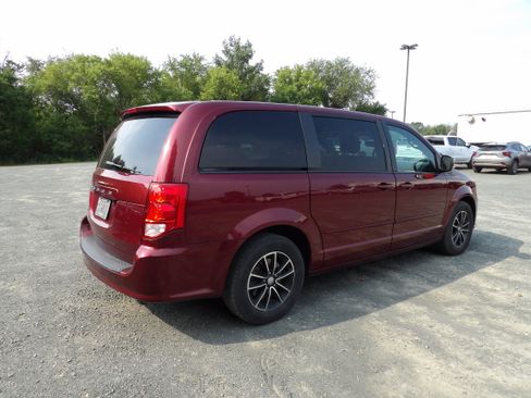 Used 2017 Dodge Grand Caravan SE FWD image 4
