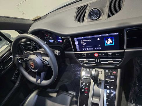 Used 2025 Porsche Macan AWD/4WD image 11