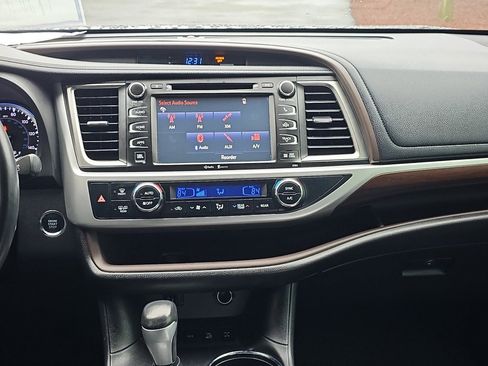 Used 2015 Toyota Highlander Limited Platinum image 25