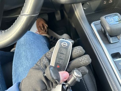 Used 2024 Nissan Pathfinder SV image 26