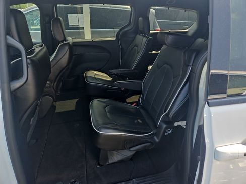 Used 2025 Chrysler Pacifica Limited FWD image 5