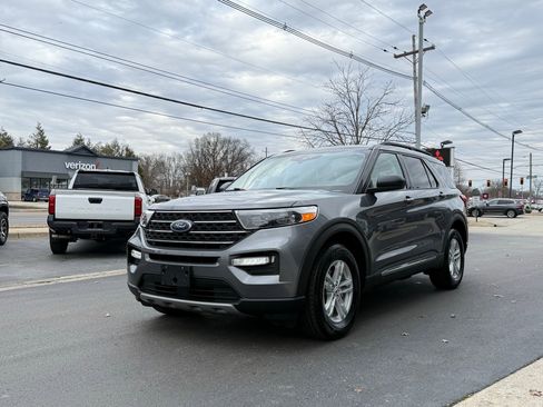 Used 2021 Ford Explorer XLT w/ Equipment Group 202A image 2