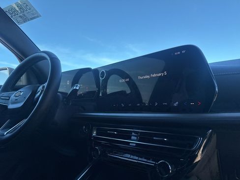 Used 2025 Chevrolet Traverse LT image 28