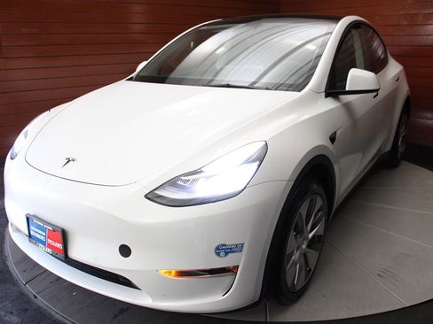Used 2021 Tesla Model Y Long Range image 22