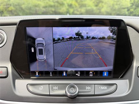 Used 2021 Chevrolet Blazer LT w/ Sound & Technology Package FWD image 6