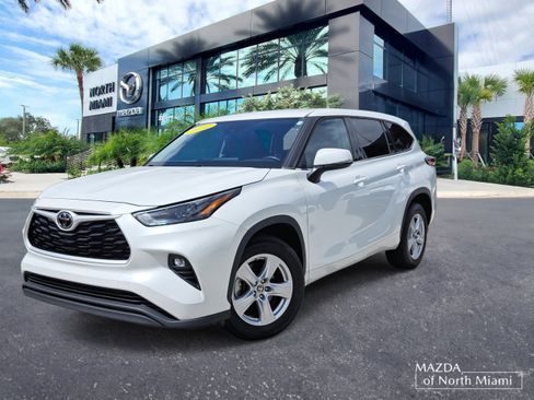 Used 2022 Toyota Highlander LE image 1