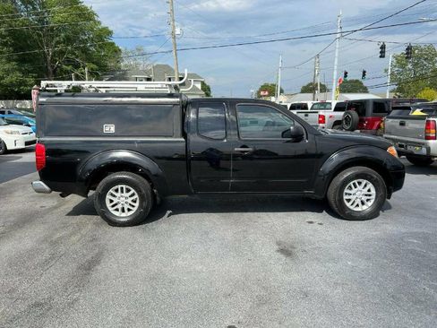 Used 2015 Nissan Frontier SV image 3