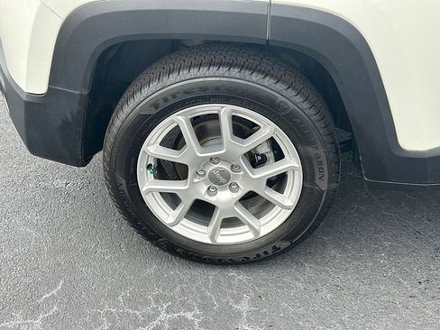 Used 2019 Jeep Renegade Latitude w/ Popular Equipment Group FWD image 17
