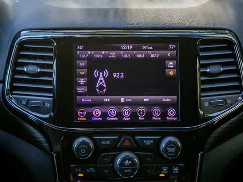 Used 2020 Jeep Grand Cherokee Altitude image 24