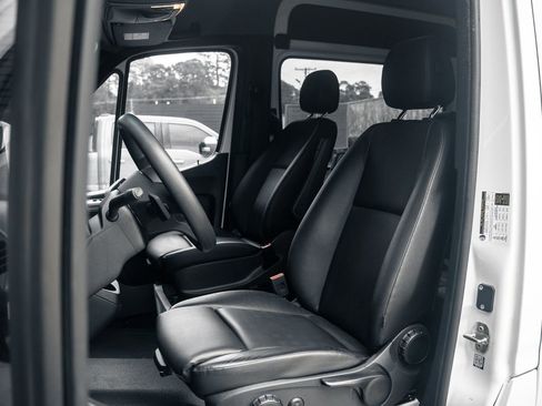 Used 2024 Mercedes-Benz Sprinter 2500 image 5