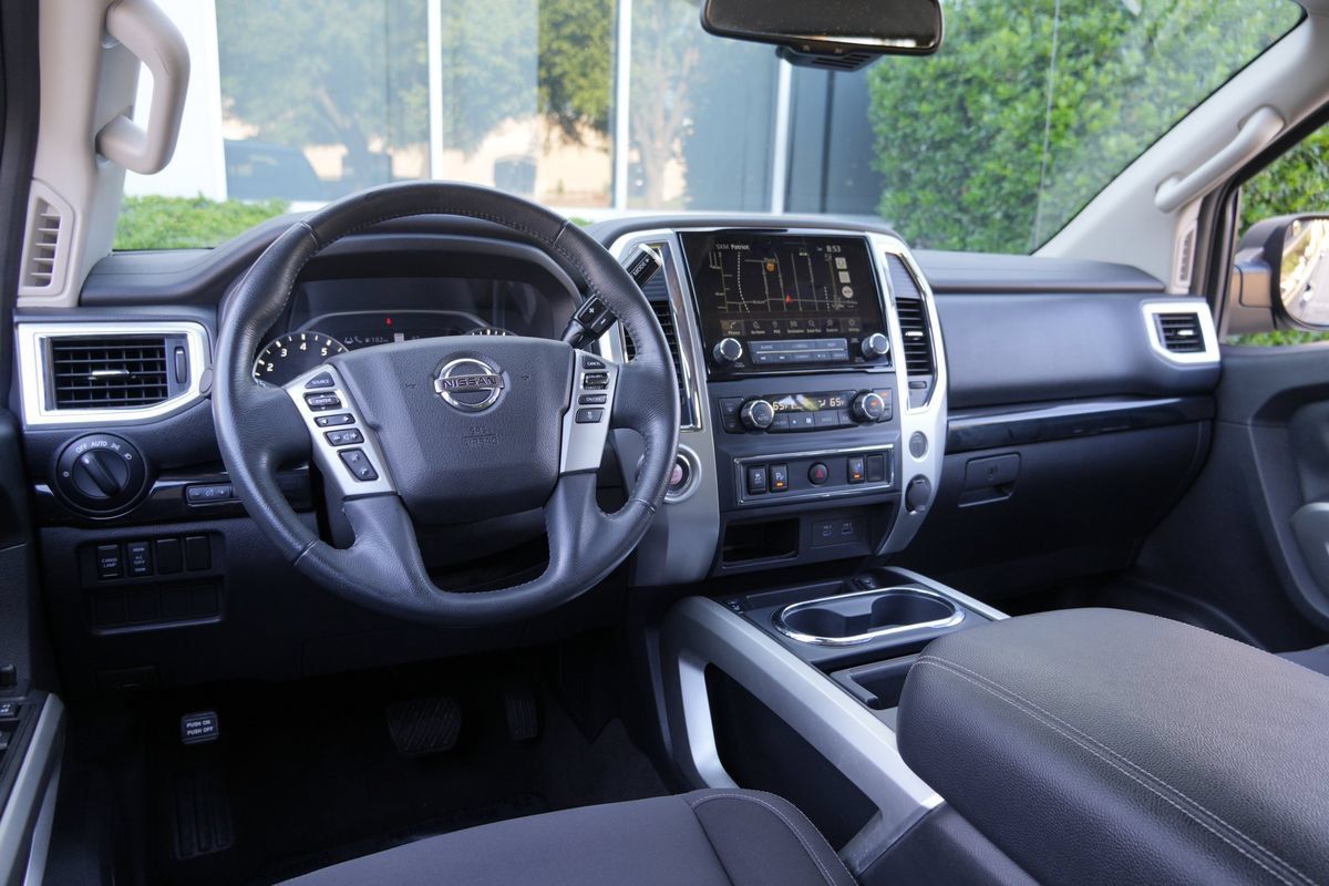 Used 2021 Nissan Titan SV w/ SV Convenience Package RWD image 5