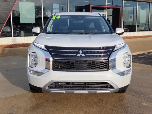 Used 2024 Mitsubishi Outlander SE image 2