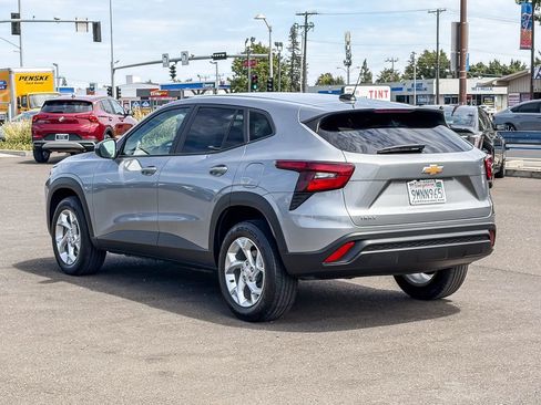 Used 2024 Chevrolet Trax LS w/ LS Convenience Package FWD image 2