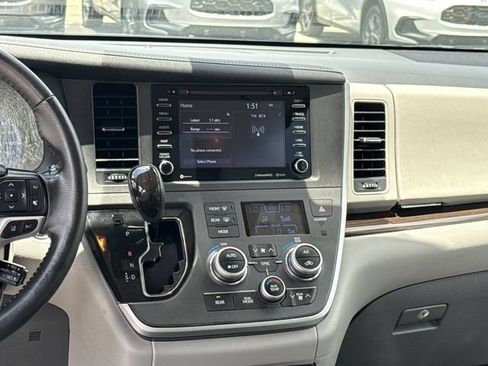 Used 2020 Toyota Sienna XLE FWD image 28