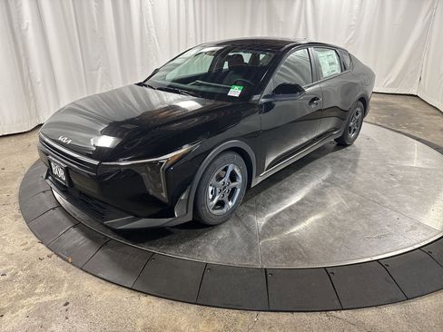 New 2025 Kia K4 LXS image 1