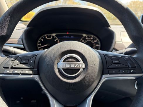 Used 2025 Nissan Altima 2.5 SV FWD image 28