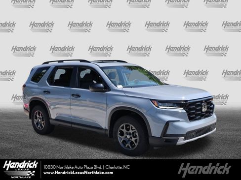 Used 2025 Honda Pilot TrailSport image 1