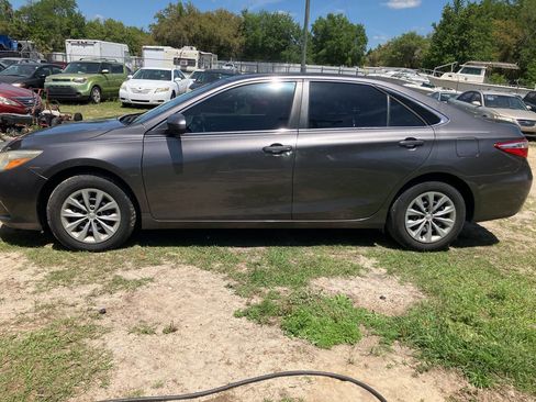 Used 2017 Toyota Camry LE image 3