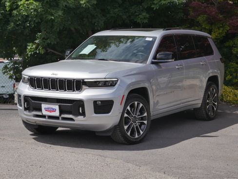 Used 2021 Jeep Grand Cherokee L Overland w/ Luxury Tech Group IV AWD/4WD image 2