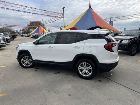 Used 2024 GMC Terrain SLE image 10