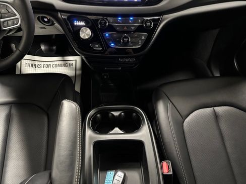 Used 2025 Chrysler Pacifica Select FWD image 33