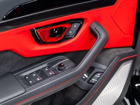 Used 2025 Lamborghini Urus SE AWD/4WD image 14