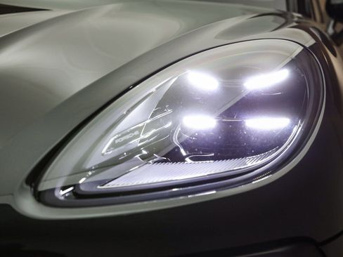 Certified 2025 Porsche Macan image 11