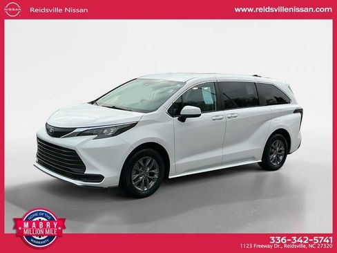 Used 2024 Toyota Sienna LE image 1