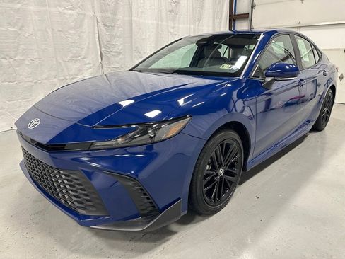 Used 2025 Toyota Camry SE image 3