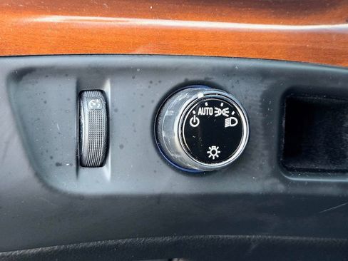 Used 2019 Cadillac Escalade Premium Luxury image 24