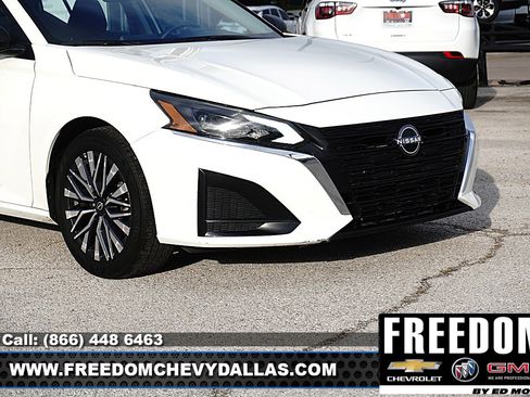 Used 2025 Nissan Altima 2.5 SV FWD image 39