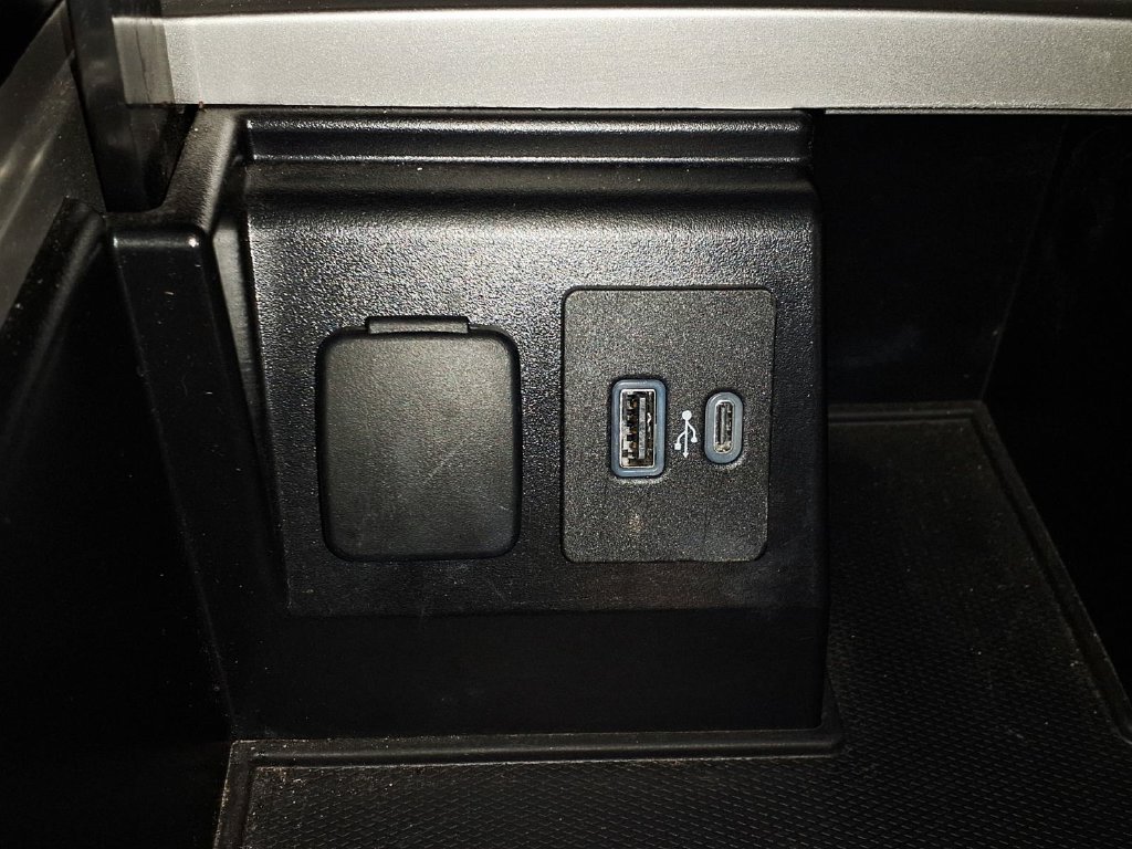 Used 2024 Ford Explorer XLT RWD image 24