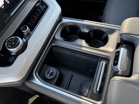 New 2025 Ford Expedition Active image 29