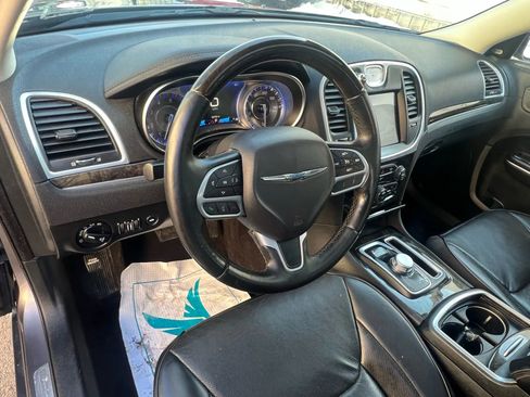 Used 2017 Chrysler 300 C image 19
