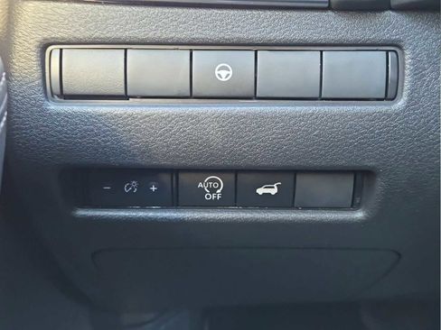 Used 2025 Nissan Rogue SV FWD image 22