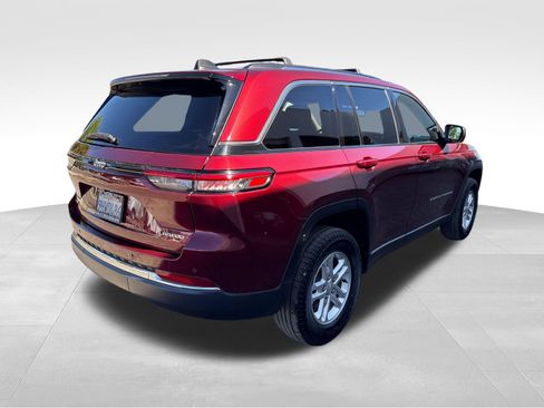 Used 2023 Jeep Grand Cherokee Laredo w/ Luxury Tech Group I AWD/4WD image 5