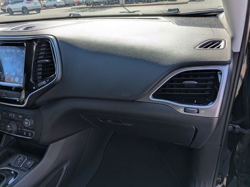 Used 2019 Jeep Cherokee Limited FWD image 29