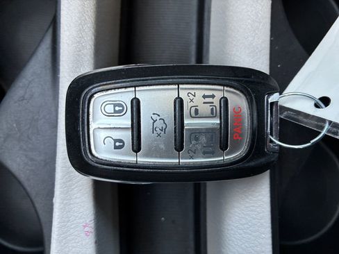 Used 2017 Chrysler Pacifica Touring FWD image 32