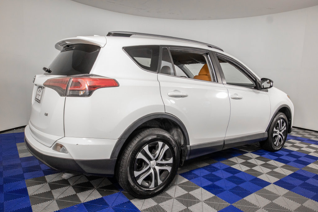 Used 2018 Toyota RAV4 LE FWD image 5